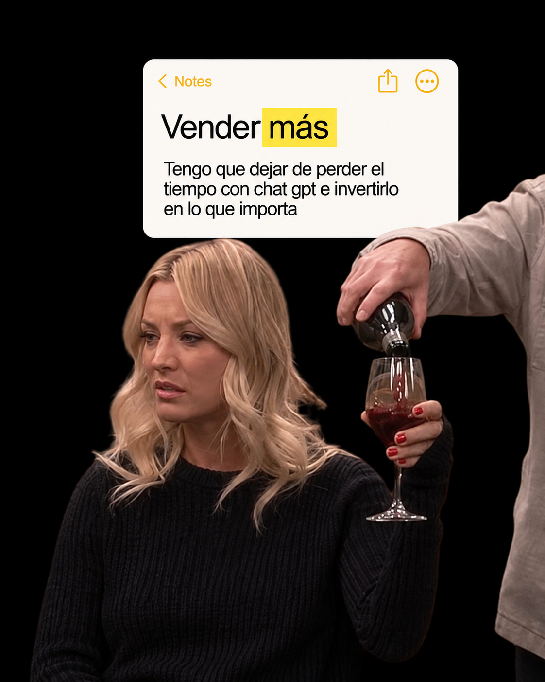 Una mujer con una copa de vino y, encima, una nota que dice Vender más